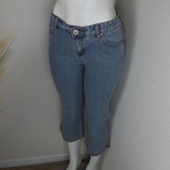 Cropped Light Wash Blue Denim Jeans - Picture 2 of 7